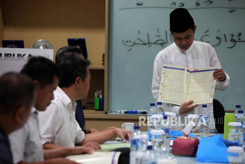 Ustadz Achmad Faridz Hasan memberikan materi 30 Menit Bisa Membaca Al Quran kepada peserta di Kantor Republika, Jakarta, Sabtu (24/11).