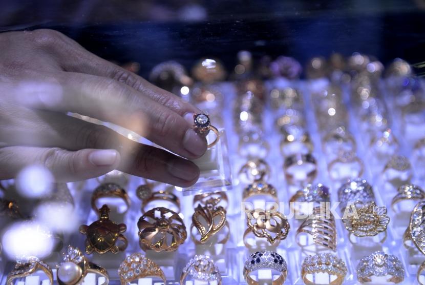 Penjual menunjukan perhiasan emas di salah satu toko perhiasan di Jakarta. (ilustrasi)