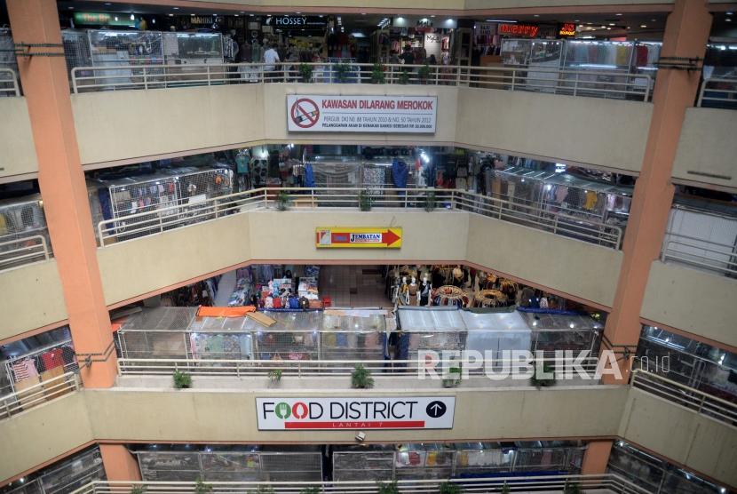 Suasana pusat perbelanjaan di Mangga Dua, Jakarta. Pasar Pagi Mangga Dua kini bisa melayani paspor dan konsultasi hukum.