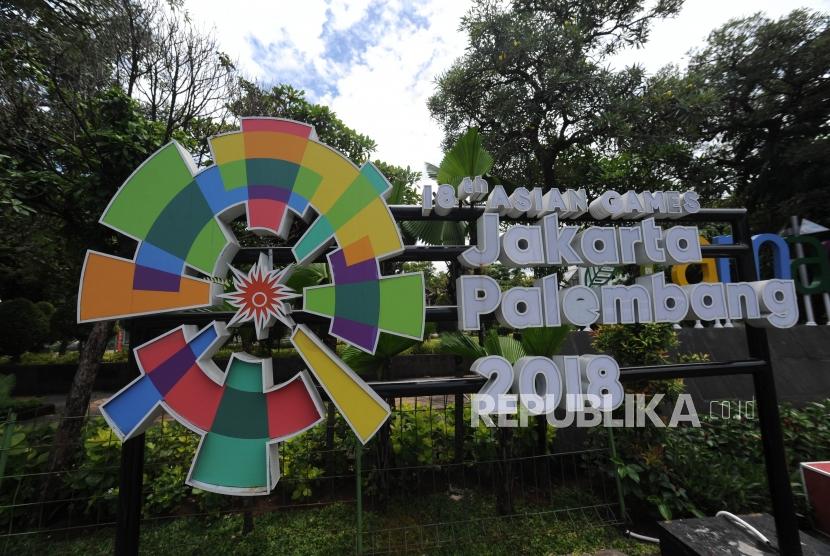 Pernak-pernik Asian Games Indonesia terpasang di Taman Menteng, Jakarta, Jumat (16/2).