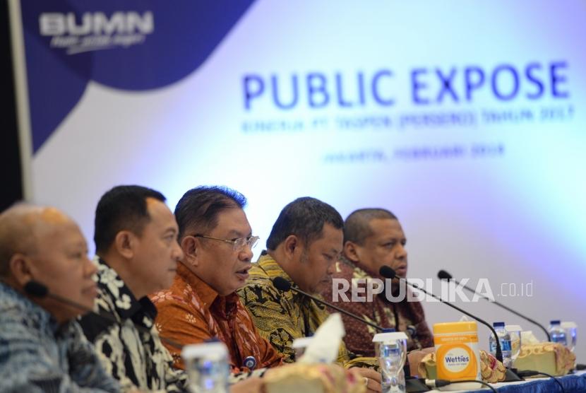 Kenaikan Laba Bersih. Direktur Utama PT Taspen Iqbal Latanro (tengah) bersama jajaran direksi menyampaikan laporan paparan publik PT Taspen, di Jakarta, Senin (12/2).