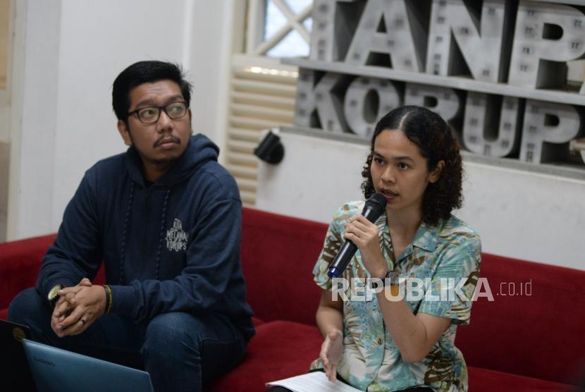 Peneliti ICW Lola Ester (kanan) bersama Kurnia Ramadhana memberikan keterangan terkait hasil pemantauan tren vonis korupsi.