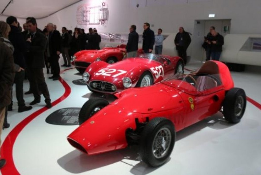 Museum Enzo Ferrari Berdiri di Modena