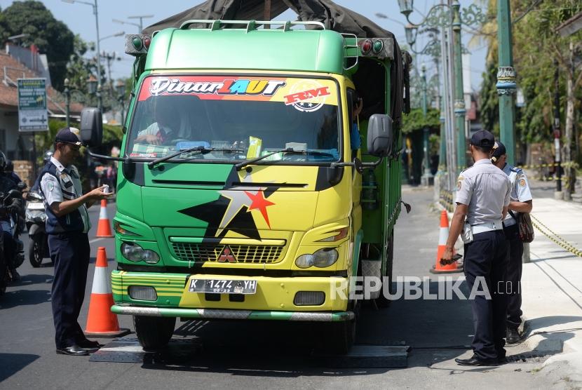 Sejumlah ruas jalan tol dan jalan nasional di Pulau Jawa, Bali, dan Sumatera diberlakukan pembatasan operasional mobil barang saat menghadapi liburan Natal 2019 dan Tahun Baru 2020 (Ilustrasi mobil barang)