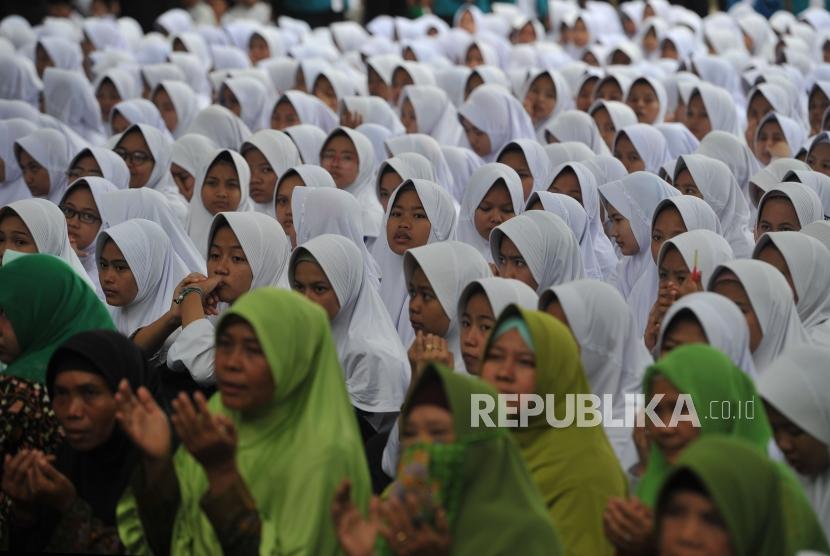 Warga menghadiri acara silaturahmi dengan Muslimat NU di Pondok Pesantren Al-Ittihad, Cianjur, Jumat (8/2).