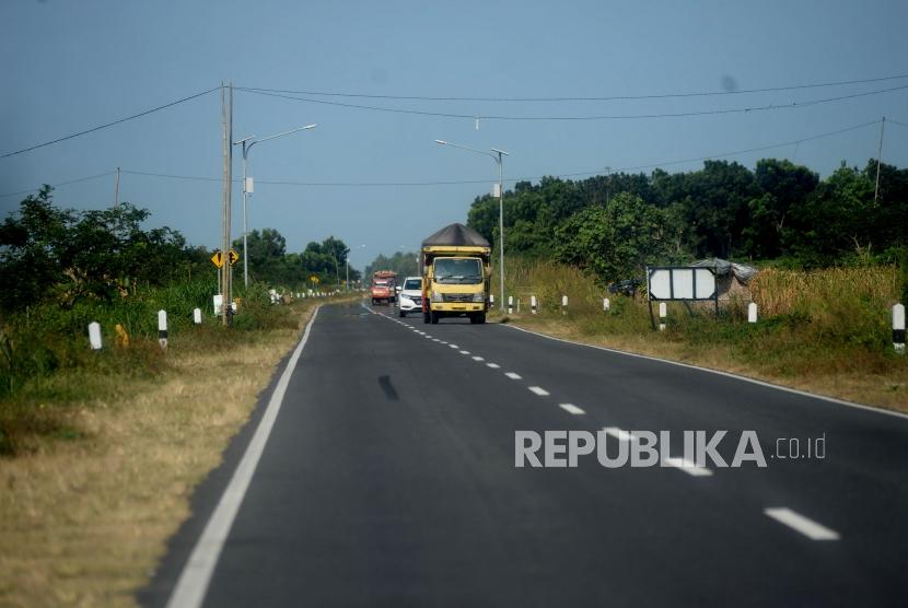Kondisi jalan di jalur pantai selatan Jawa.
