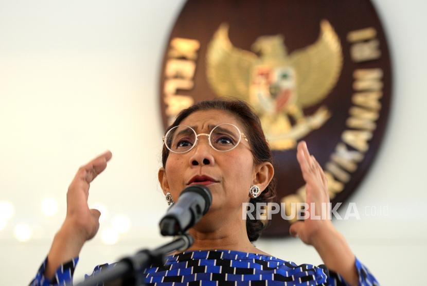 Minister of Marine Affairs and Fisheries Susi Pudjiastuti explains ways to end polemics on trawl ban in her office, Jakarta, on Thursday (January 18).
