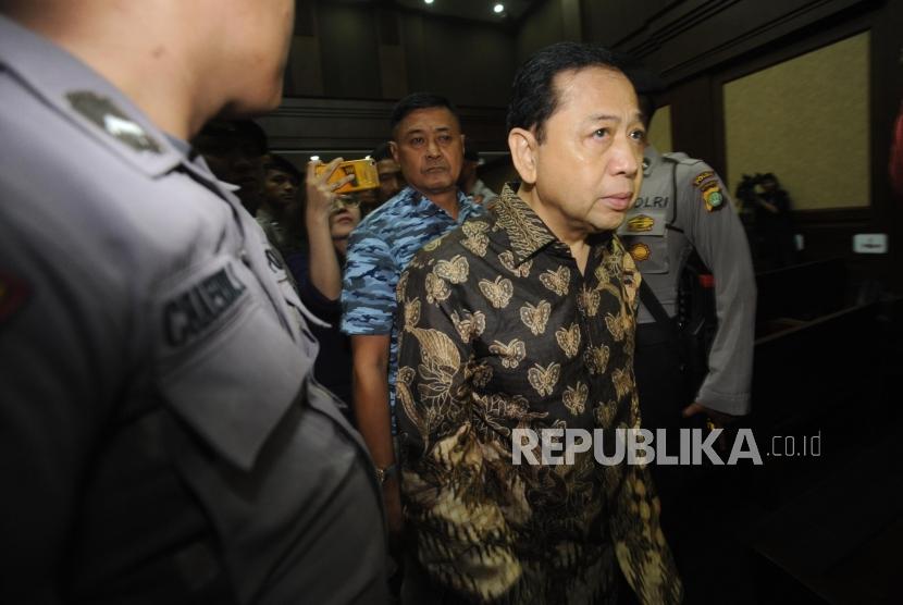  Terdakwa kasus tindak pidana korupsi KTP Elektronik Setya Novanto  berjalan usai persidangan lanjutan  dengan agenda putusan sela  di TIPIKOR, Jakarta, Kamis (4/1).