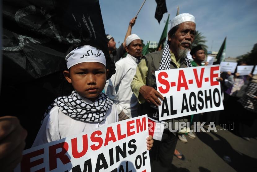 Sejumlah umat mulsim melakukan aksi damai di depan kantor Kedutaan Amerika Sertikat, Jakarta, Jumat (08/12).