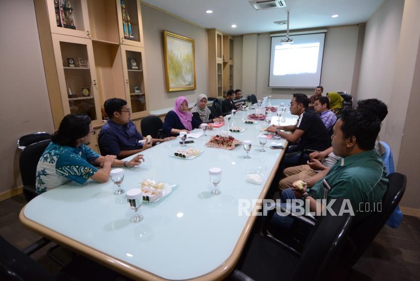 Anggota Medical Emergency Rescue Committee (MER-C) berkunjung kekantor Harian Umum Republika, Jalan Warung Buncit, Jakarta, Selasa (17/9/2019).