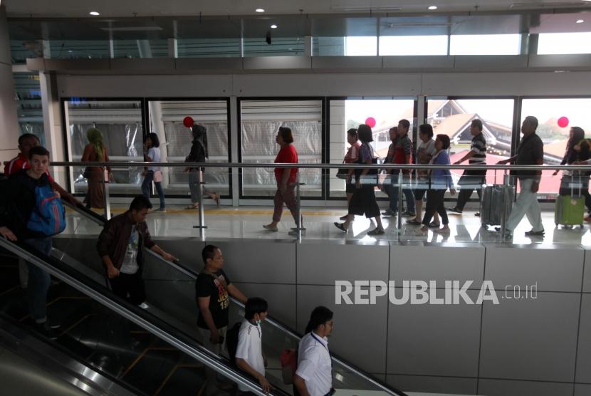 Penumpang pesawat melintas di terminal 3 Bandara Soekarno-Hatta, Jakarta, Selasa (26/12).
