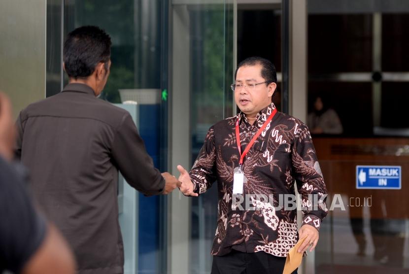 Wakil Bendahara Umum bidang jasa keuangan perbankan Partai Golkar Zulhendri Hasan saat tiba untuk menjalani pemeriksaan di gedung KPK, Jakarta, Selasa (14/11).