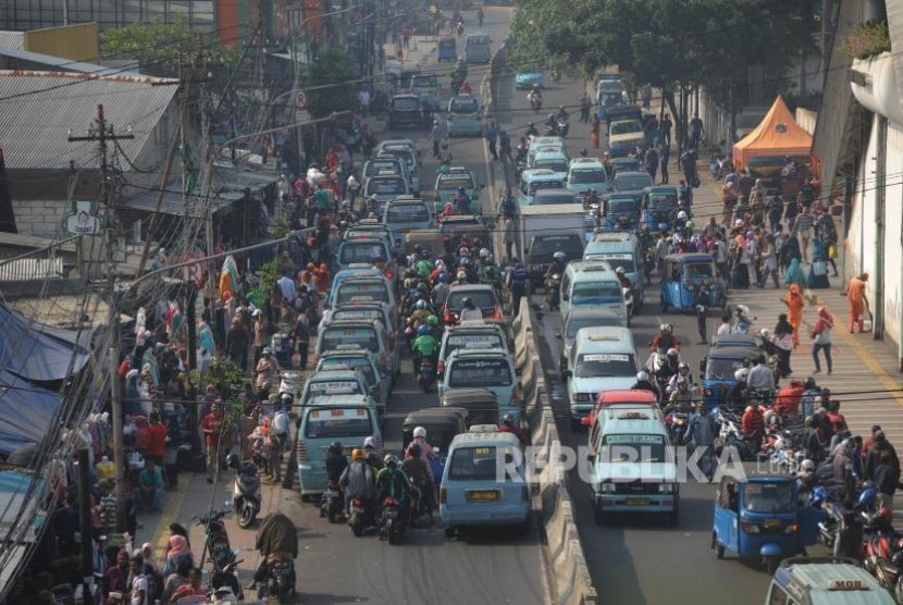 Situasi. Kondisi pagi di jalan statsiun Tanah Abang di Jalan Jati Baru Raya, Jakarta, Kamis (2/11).