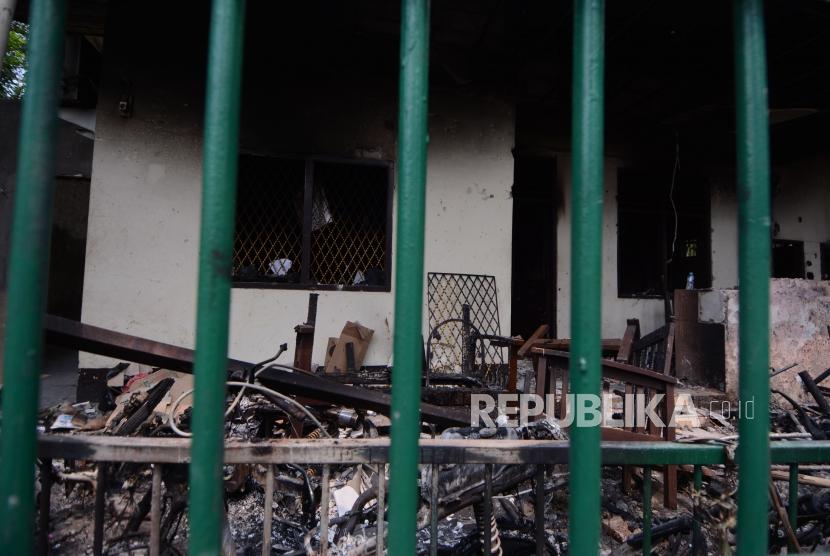 Kondisi kantor Polisi Subsektor Palmerah yang hangus terbakar pasca aksi 24 September 2019 di Gedung DPR/MPR Senayan, Jakarta, Rabu (25/9/2019).