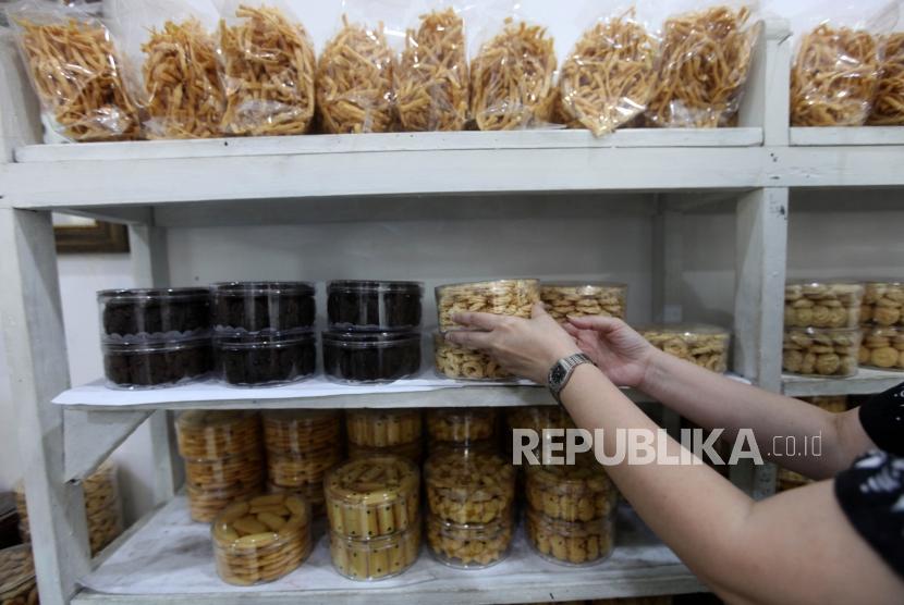 Seorang pedagang menata kue kering yang akan dijual di Industri kue rumahan Palmy Kwitang, Jakarta Pusat, Senin (4/6).