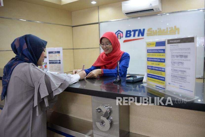 Petugas melayani transaksi nasabah di kantor layanan BTN Syariah (ilustrasi).
