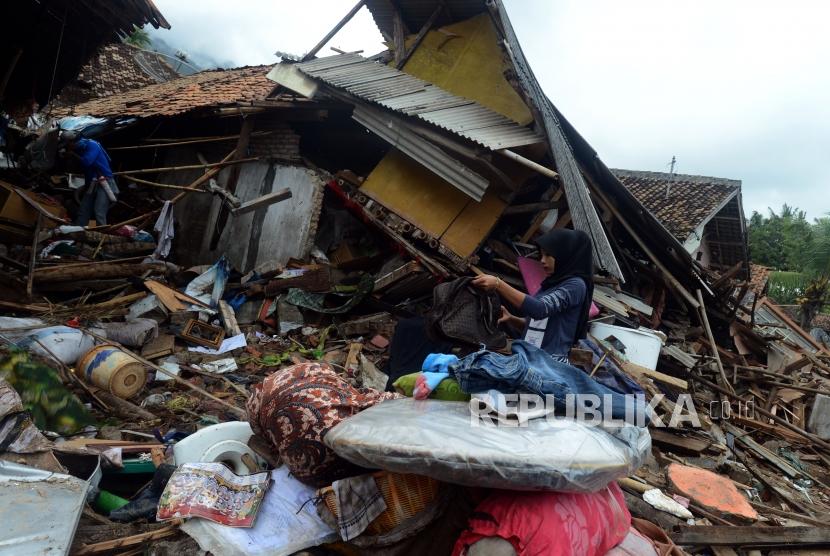 Sejumlah warga terdampak tsunami saat mencari barang berharganya di Desa Way Muli, Kalianda, Lampung Selatan, Selasa (25/12).
