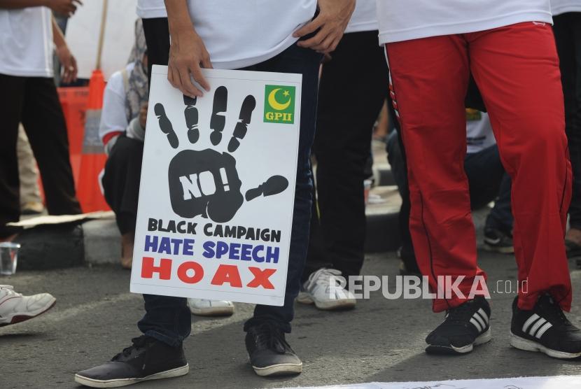Poster kampanye dukungantop Hoak, Black Campaign, Hate Speech. dalam deklarasi pilkada 2018  dan 2019  damai di  kawasan Bundaran HI, Jakarta, (25/3).