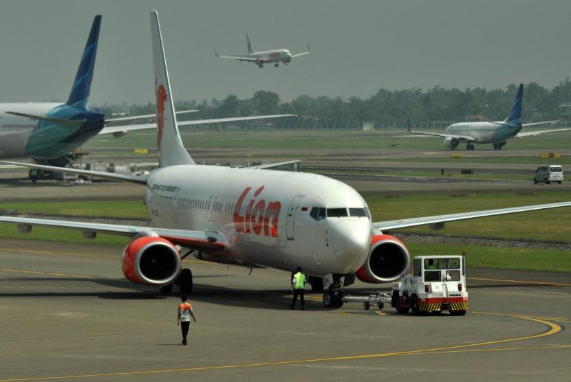 Pesawat milik maskapai Lion Air bersiap melakukan pemerbangan di Bandara Internasional Soekarno Hatta, Tangerang, Banten, Kamis (18/6).