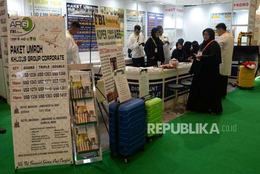 Pengunjung berkonsultasi mengenai perjalanan haji dan umroh dengan agen perjalanan ketika berlangsungnya BNI Syariah Internasional Islamic Expo 2018 di Jakarta Convention Center, Jakarta, Jumat (21/9).