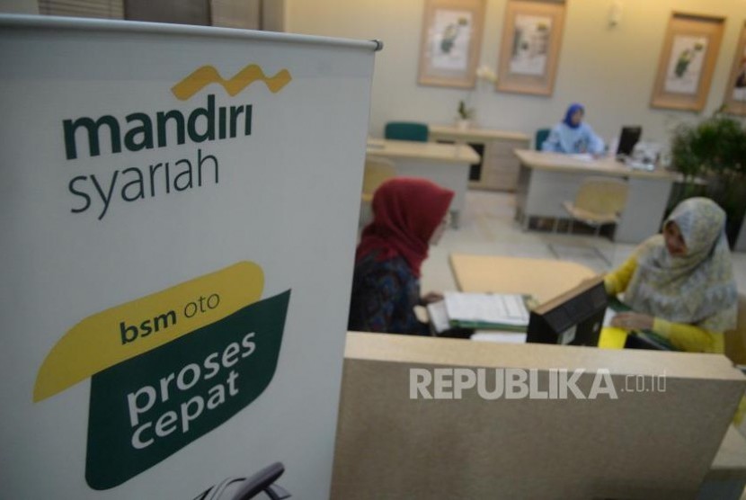 Aktivitas perbankan di Bank Syariah Mandiri KC Jakarta Thamrin, Jumat (3/11).
