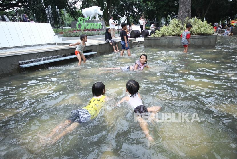 Anak-anak bermain di kolam dangkal Taman Badak di Balai Kota Bandung, usai diresmikan, Selasa (19/12).