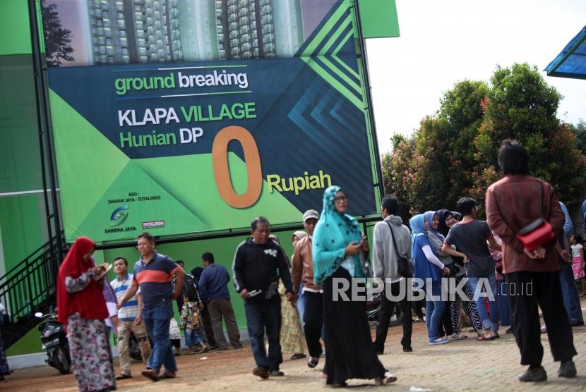 Suasana warga saat mendatangi kantor informasi  Klapa Village Hunian Dp Nol Rupiah di Pondok Kelapa, Jakarta, Ahad (21/1).