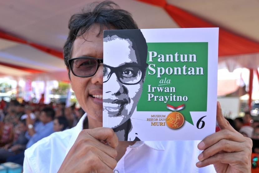 Gubernur Sumatera Barat, Irwan Prayitno menunjukan buku pantun spontan keenam ciptaannya, di Padang, Sumatera Barat, Minggu (20/8).