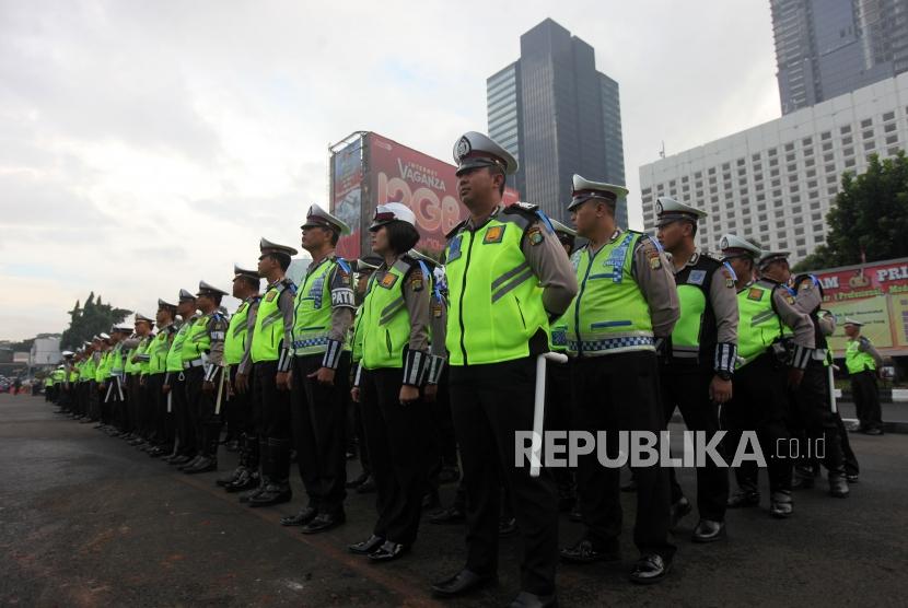 Sejumlah polisi lalu lintas mengikuti apel dalam Operasi Patuh Jaya 
