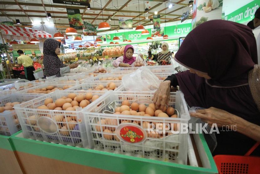 Sejumlah pengunjung memilih telur ayam di sebuah supermarket, di Kota Bandung, Rabu (20/12).