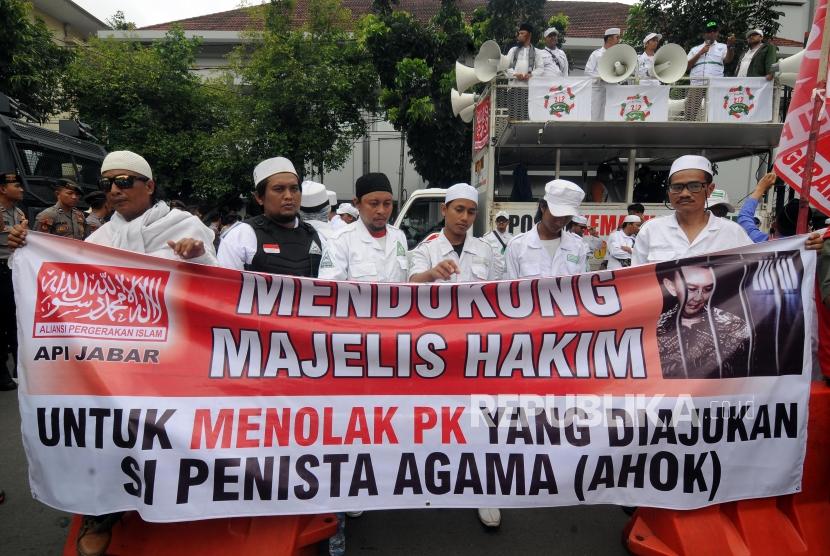 Sejumlah massa melakukan aksi unjuk rasa saat berlangsungnya sidang Peninjauan Kembali (PK) terkait kasus penistaan agama yang menjerat Ahok di depan Pengadilan Negeri Jakarta Utara, Jakarta, Senin (26/2).