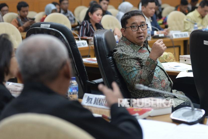 Plt Ketua DPR Fadli Zon memimpin rapat konsultasi DPR di Kompleks Parlemen, Senayan, Jakarta, Kamis (11/1).