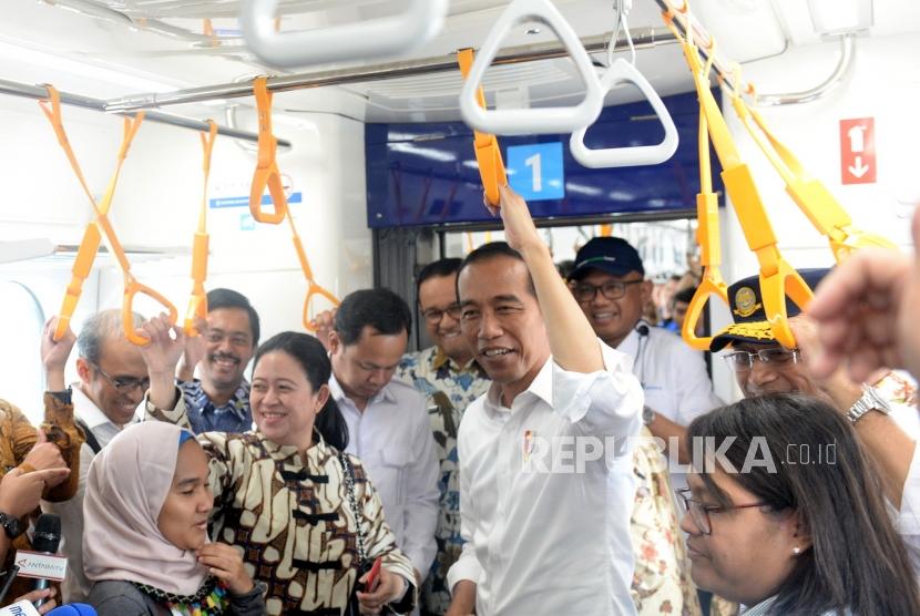 Mencoba MRT. Presiden Joko Widodo menjawab pertanyaan wartawan saat mencoba moda raya terpadu (MRT) Ratangga Bundaran HI-Lebak Bulus, Jakarta, Selasa (19/3/2019).