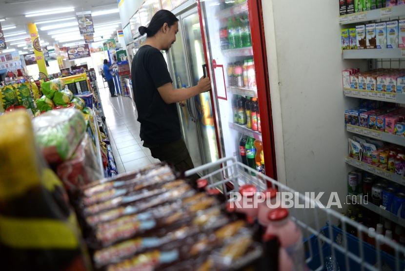 Industri Mamin Penopang PDB. Aneka macam produk makanan dan minuman ditawarkan kepada pembeli di ritel swasta, Jakarta, Kamis (14/12).