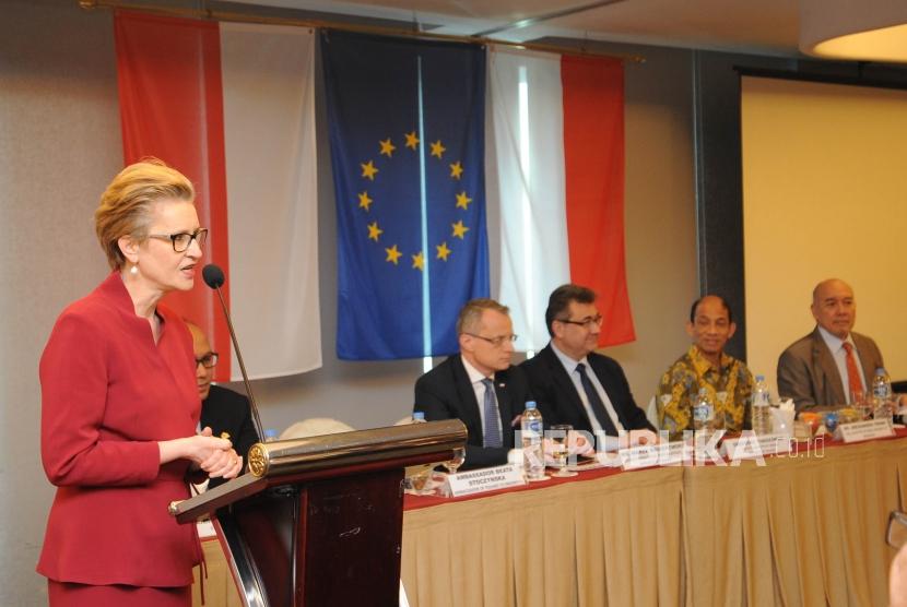 Ambassador of Poland to Indonesia Beata Stoczynska conveys her statement in the RI-Poland Business Forum, Jakarta, on Thursday (April 12).