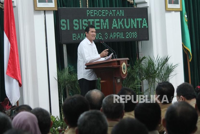 Menteri Pendayagunaan Aparatur Negara dan Reformasi Birokrasi (Menpan RB) Asman Abnur menyampaikan program Percepatan Reformasi Birokrasi Melalui Implementasi Sistem Akuntabilitas Kinerja Instansi Pemerintah (Sakip), di Aula Barat, Gedung Sate, Kota Bandung, Selasa (3/4).