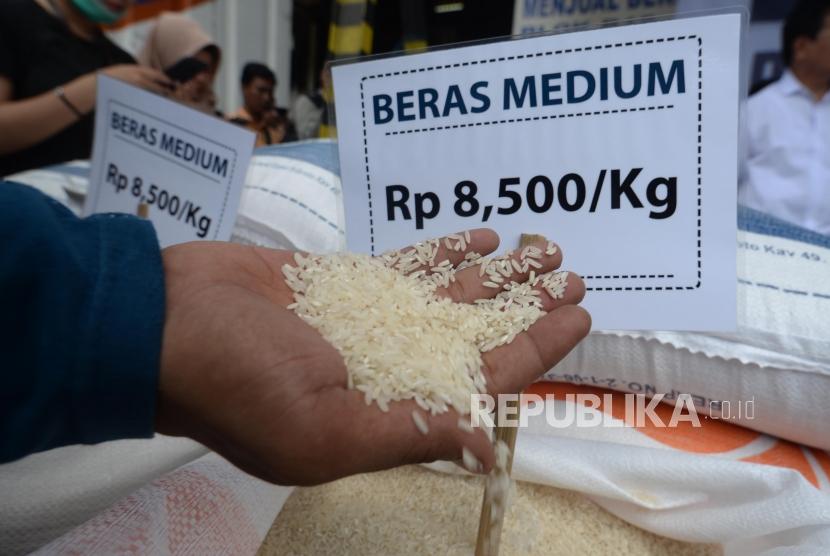 Pengunjung melihat beras beras jenis medium saat operasi pasar (OP) beras (foto ilustrasi).