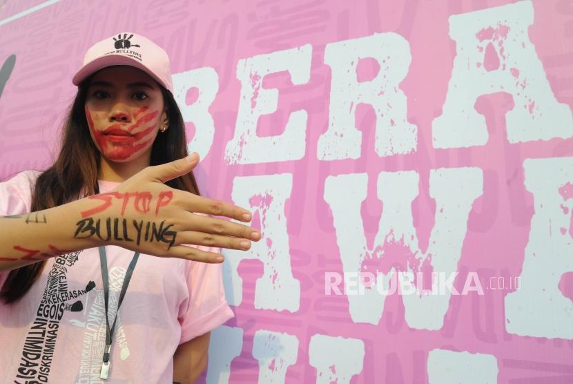 Relawan melakukan kampanye dengan menulsikan tentang bullying   dalam acara Stop Bullying di  kawasan hari bebas kendaraan bermotor (HBKB) Bundaran Hotel Indonesia, Jakarta, Ahad (13/5).