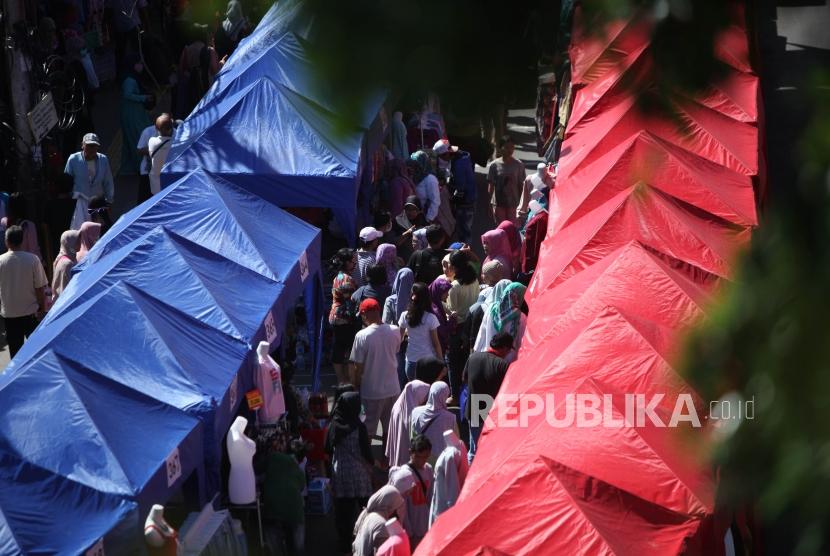 Suasana warga yang melihat-lihat barang distan pedagang kaki lima (PKL) di Kawasan Tanah Abang, Jakarta.