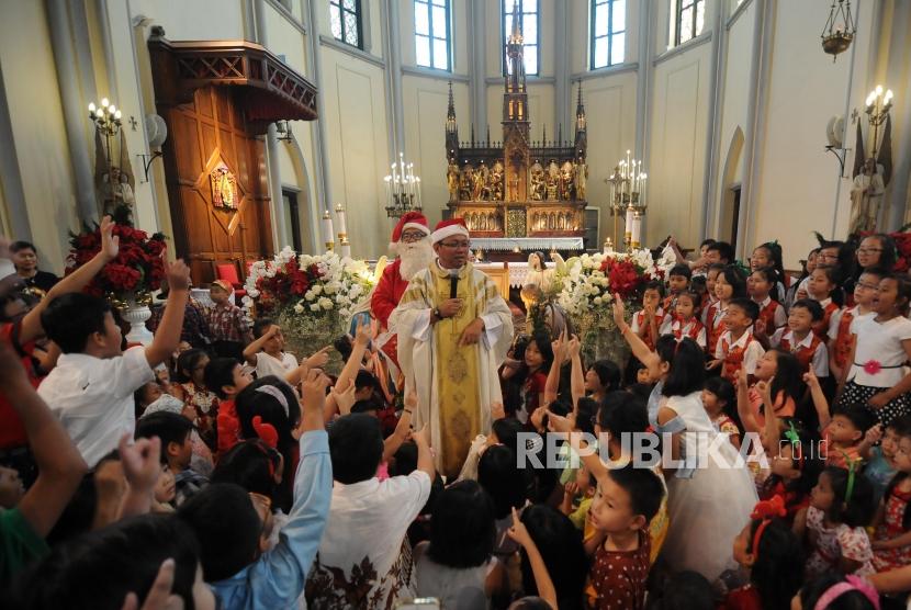 A number of children attend the Christmas Mass at the Cathedral Church, Jakarta, Monday (December 25).