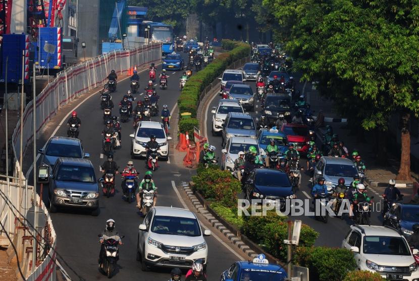 Kendaraan melintas pada hari pertama uji coba perluasan ganjil genap di Jalan HR. Rasuna Said, Kuningan, Jakarta Selatan, Senin (2/7).