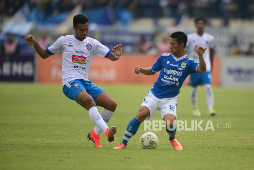 PERSIB-AREMA. Bek Persib Bandung Henhen Herdiana berebut bola dengan penyerang Arema FC Muhamad Rafli pada pertandingan leg pertama Piala Indonesia babak 16 besar antara Persib Bandung melawan Arema FC di Stadion si Jalak Harupat, Soreang, Senin (18/2).