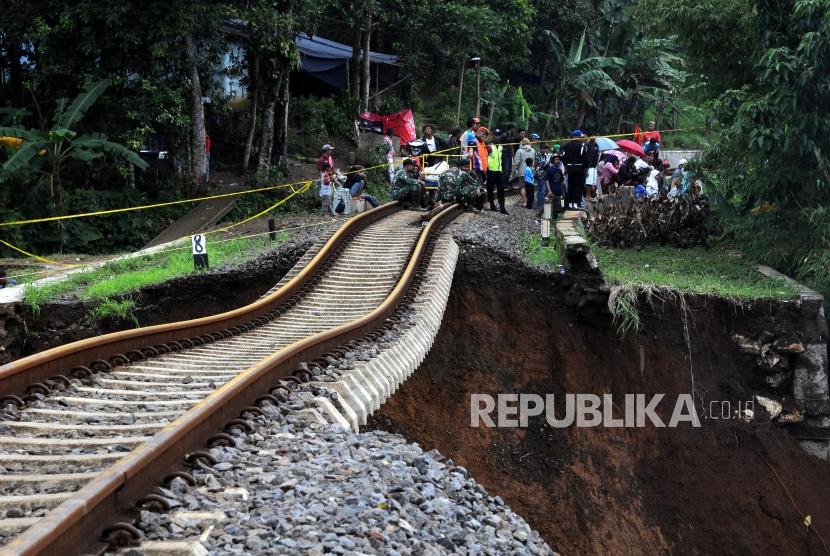 Kondisi jalur kereta api jurusan Sukabumi-Bogor yang menggantung akibat pondasi longsor di Kampung Maseng, Cijeruk, Kabupaten Bogor, Jawa Barat, Selasa (6/2).