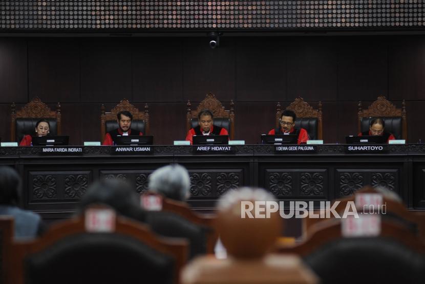 Ketua Majelis Hakim Mahkamah Konstitusi (MK) Arief Hidayat (tengah) bersama Hakim MK, Maria Farida Indriati (Kiri), Anwar Usman (kedua kiri), Suhartoyo (Kanan) dan I Dewa Gede Palguna ( kedua kanan) membacakan putusan sepuluh perkara PUU, di ruang sidang gedung MK, Jakarta, Selasa (12/12).