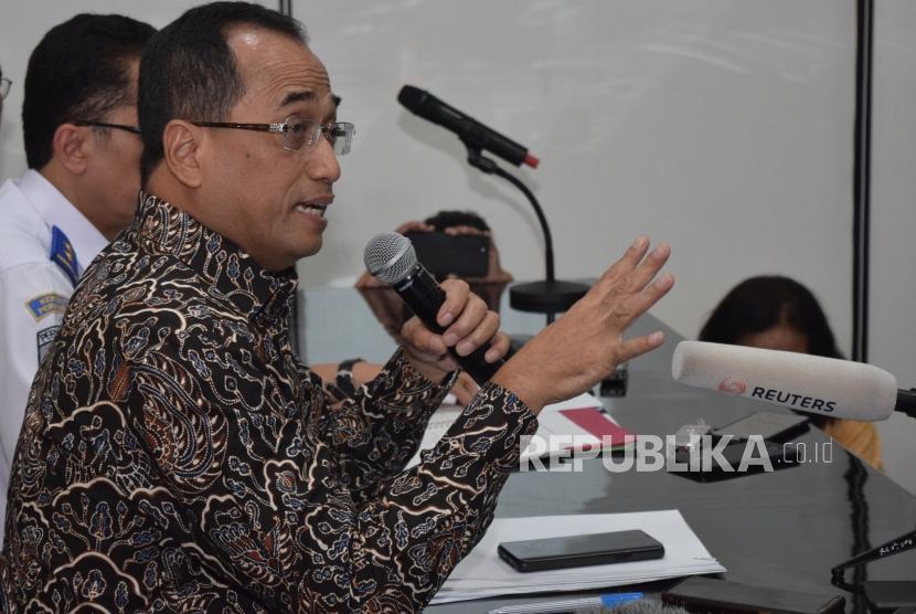 Menteri Perhubungaan Budi Karya Sumadi memberikan keterangan pers terkait kecelakaan pesawat Lion Air JT610 di Kantor Kementerian Perhubungan, Jakarta, Kamis (1/11).