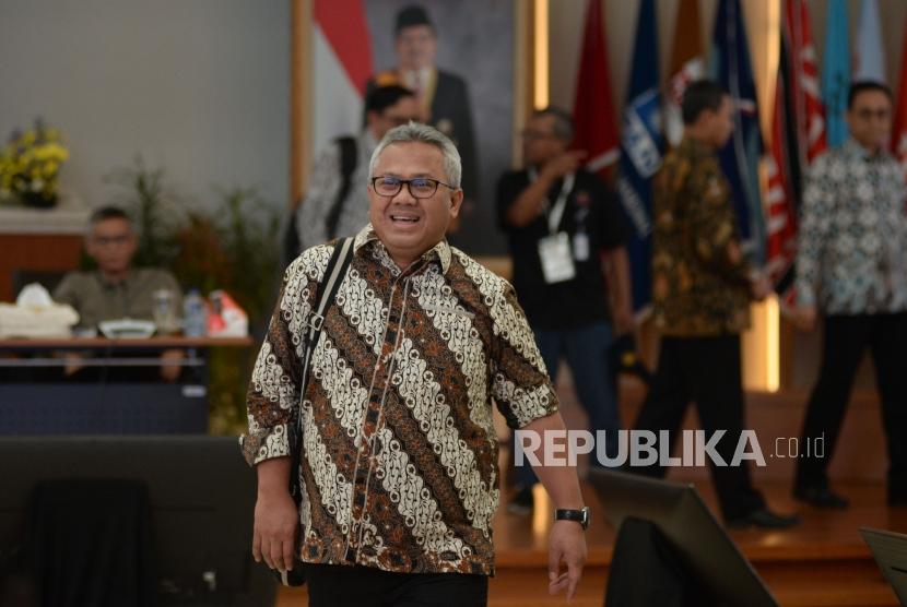 Ketua KPU Arief Budiman berjalan usai mengikuti Rapat Pleno Rekapitulasi Suara Pemilu serentak 2019 Luar Negeri di gedung KPU, Jakarta, Ahad (5/5).