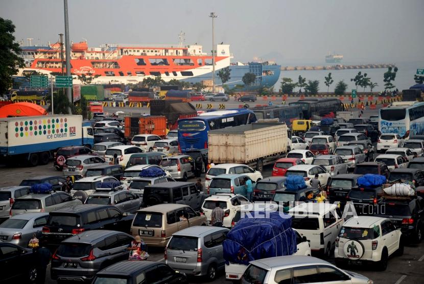 Kendaraan roda empat mengantri untuk memasuki kapal di Pelabuhan Merak, Banten Sabtu (1/6).