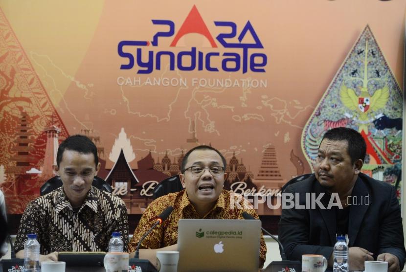 Pengamat Hukum Para Syndicate Agung Sulistyo bersama Direktur Eksekutif Para Syndicate Ari Nurcahyo, Pengamat Komunikasi dan Media Para Syndicate Bekti Waluyo (dari kiri) memberikan paparan saat diskusi di Jakarta, Senin (18/2).