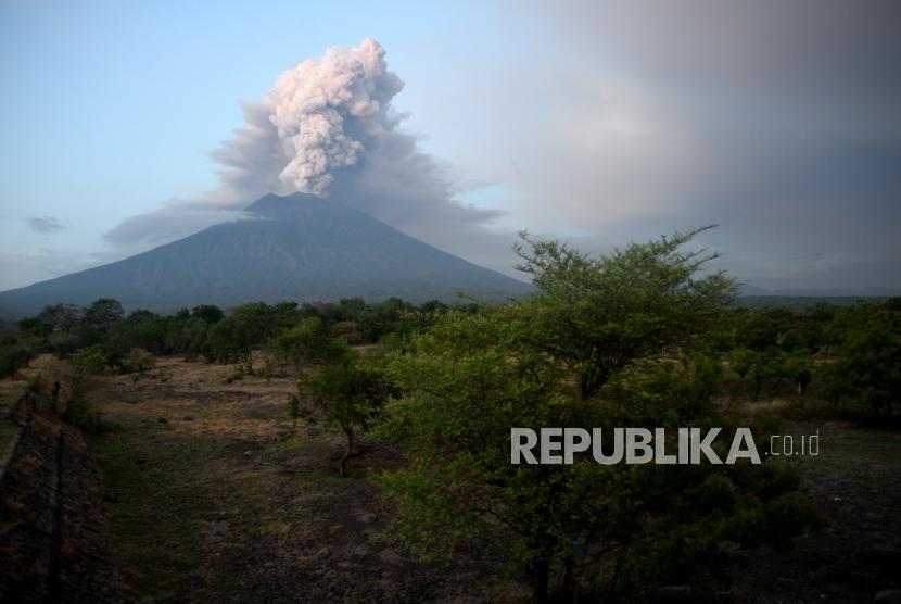 Erupsi Magmatik Masih Terjadi. Erupsi magmatik Gunung Agung terlihat dari Kubu, Karangasem, Bali, Selasa (28/11).