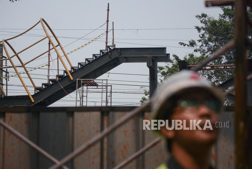 Pekerja menyelesaikan pembuatan Jembatan Penyebrangan Orang (JPO) Modern (ilustrasi).